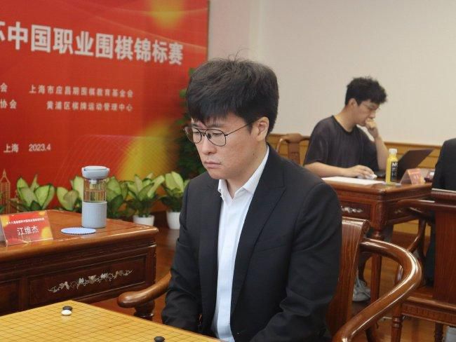 商务出差戴绿色帽的女老板