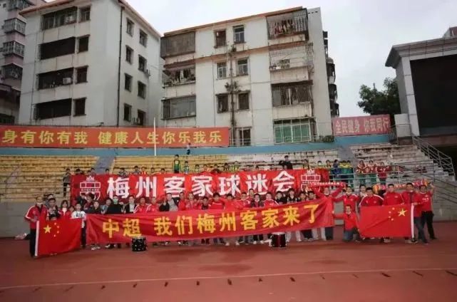 眉加阝是什么字